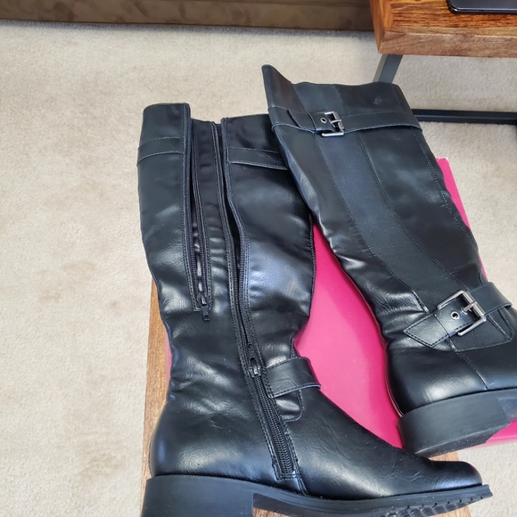 Boot - Picture 2 of 6